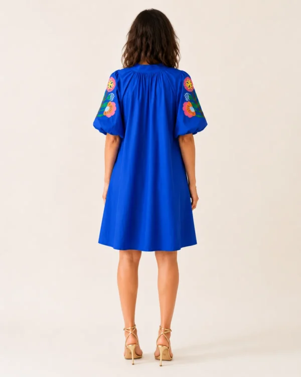 Vue de dos de la robe courte bleu roi à manches bouffantes ornées de broderies florales