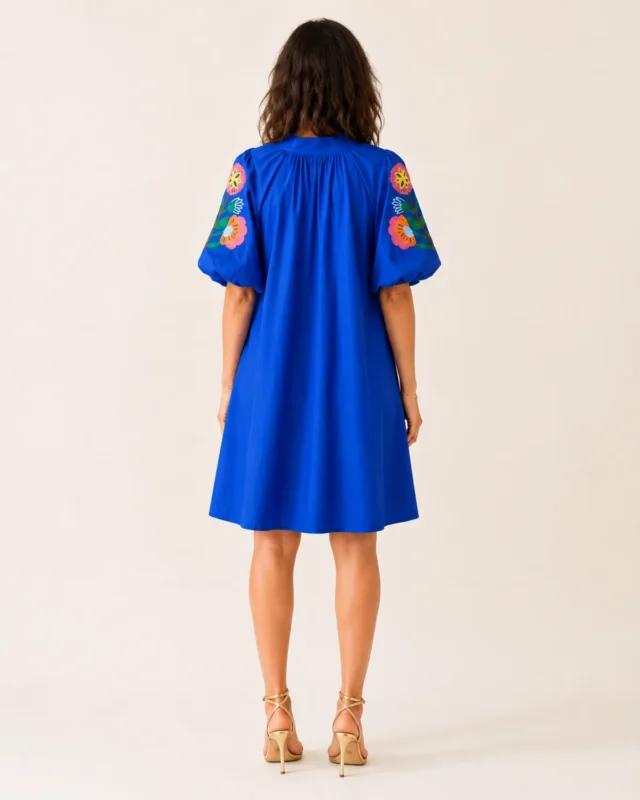 Vue de dos de la robe courte bleu roi à manches bouffantes ornées de broderies florales