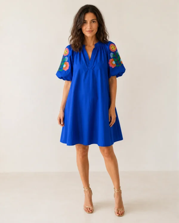 Robe courte bleu roi à manches bouffantes et broderies florales portée de face