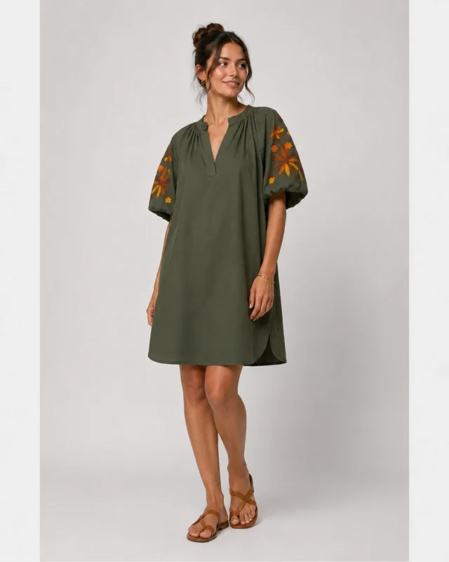 Robe courte kaki à manches bouffantes brodées portée de face