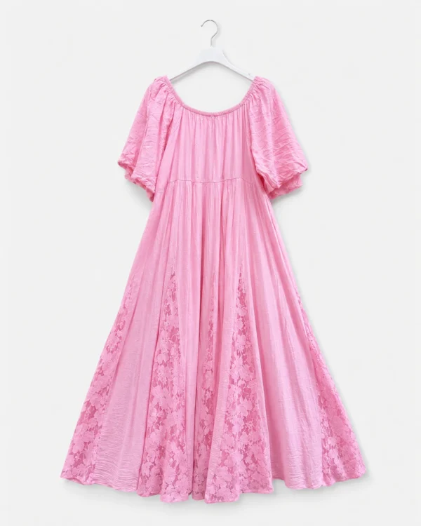 Robe longue rose fluide pour femme avec encolure élastiquée, manches courtes bouffantes et empiècements verticaux en dentelle florale, présentée de face sur cintre.