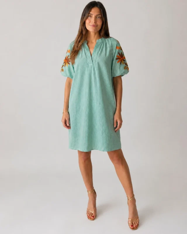 Robe courte rayée verte et blanche à manches bouffantes brodées portée par un mannequin