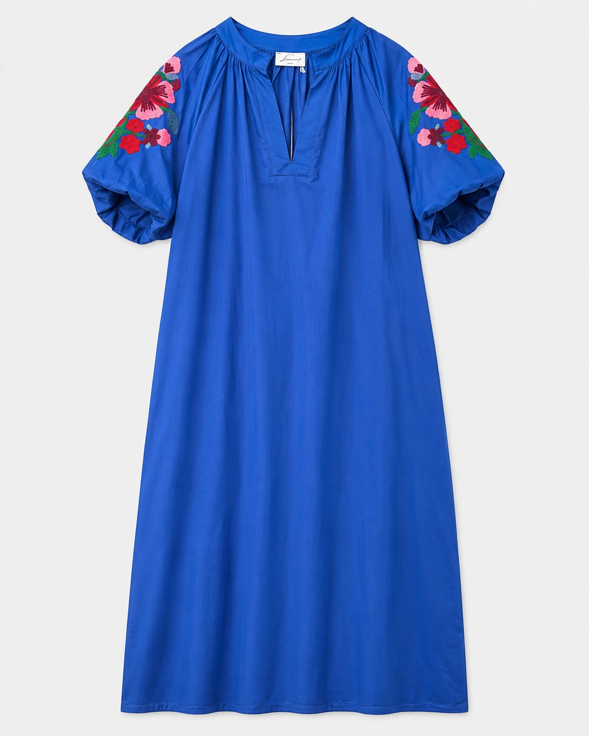 Robe longue bleu roi à broderies florales roses et vertes présentée à plat vue de face sans cintre